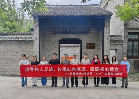 勇担使命